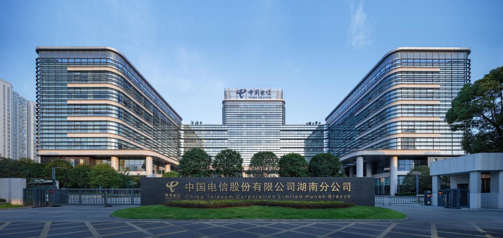 公司承建的湖南信息園（調(diào)度大樓、通信機(jī)房、地下室、附屬樓）工程榮獲兩項(xiàng)（土建、安裝）中國(guó)建設(shè)工程魯班獎(jiǎng)